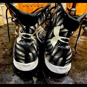 Boys/Mens black & White Highlight Under Armour Cletes